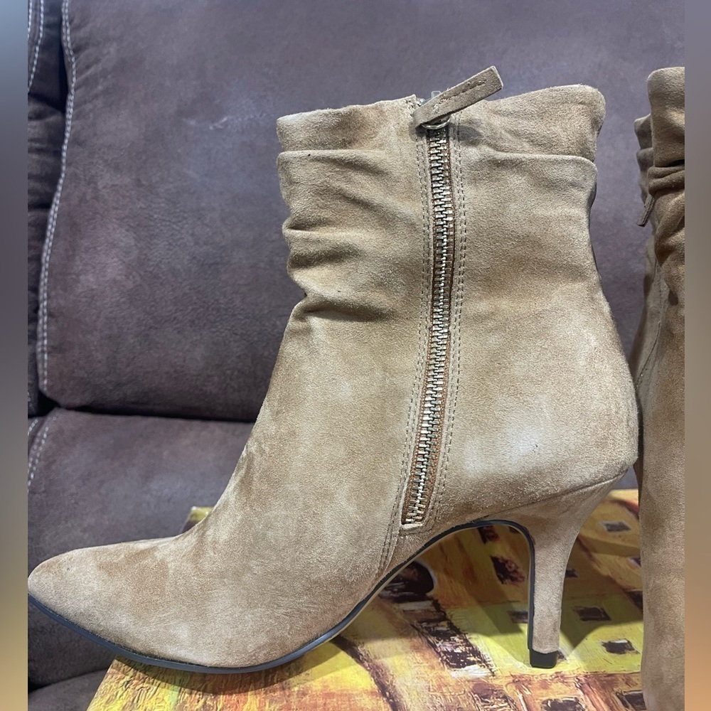 New Bella Vita tan suede pointy toe boots gorgeous 7 $129🌺